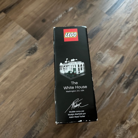 LEGO Architecture White and Green Building Set 21006 - Picture 3 of 6